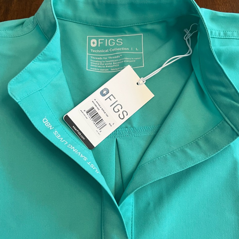 FIGS NWT Rafaella Surgical Green scrub top - Large